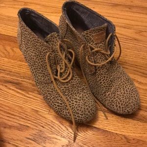 Toms desert wedge in leopard print
